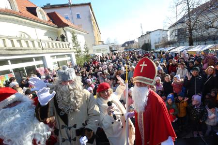 TRIJE DOBRI MOŽJE, ROMANA KRAJNČAN IN JELENI PRIREDITEV PRED KULTURNIM DOMOM 34 FOTO LJUBO VUKELIČ